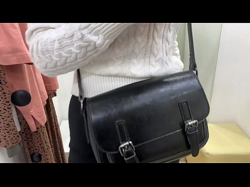 ❤️ 試着室でディルドを使った若い雌犬フェラルベリーの公開オナニー ☑ 上質ポルノ ❌️❤